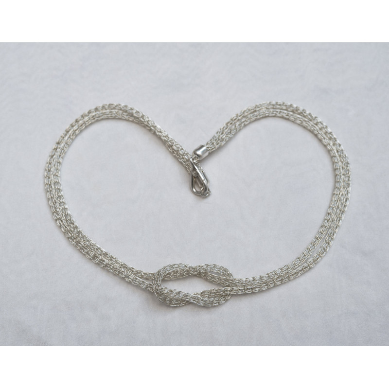 Die neue Kette ist als Knoten gestaltet.