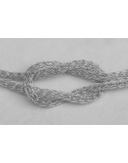 Der Kreuzknoten bildet das Zentrum dieses Colliers aus zwei Silberschläuchen.