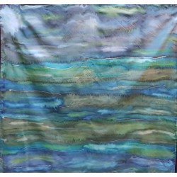 "Blaue Stunde"  auf Seide:  Blau- und Grüntöne lassen zur Ruhe kommen - ein Seidentuch, das auch ein Stück  Erholung bietet.