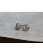 Schlicht und schön: Eine aus Silber gestrickte "Knospe" als Ohrstecker.