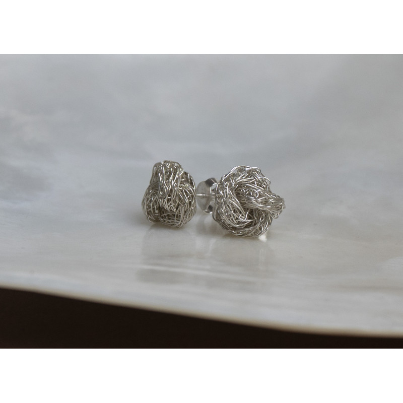 Schlicht und schön: Eine aus Silber gestrickte "Knospe" als Ohrstecker. Schlicht und schön: Eine aus Silber gestrickte "Knospe" als Ohrstecker.