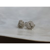 Schlicht und schön: Eine aus Silber gestrickte "Knospe" als Ohrstecker.