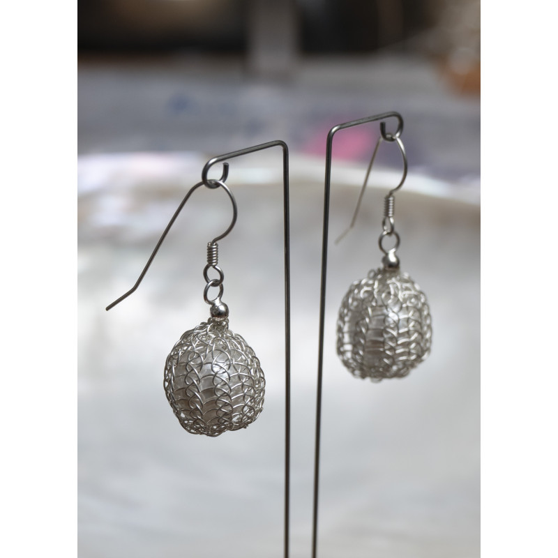 Das kugelt so schön: Eine Muschelkernperle ist hier in Silber verstrickt. Das kugelt so schön: Eine Muschelkernperle ist hier in Silber verstrickt.