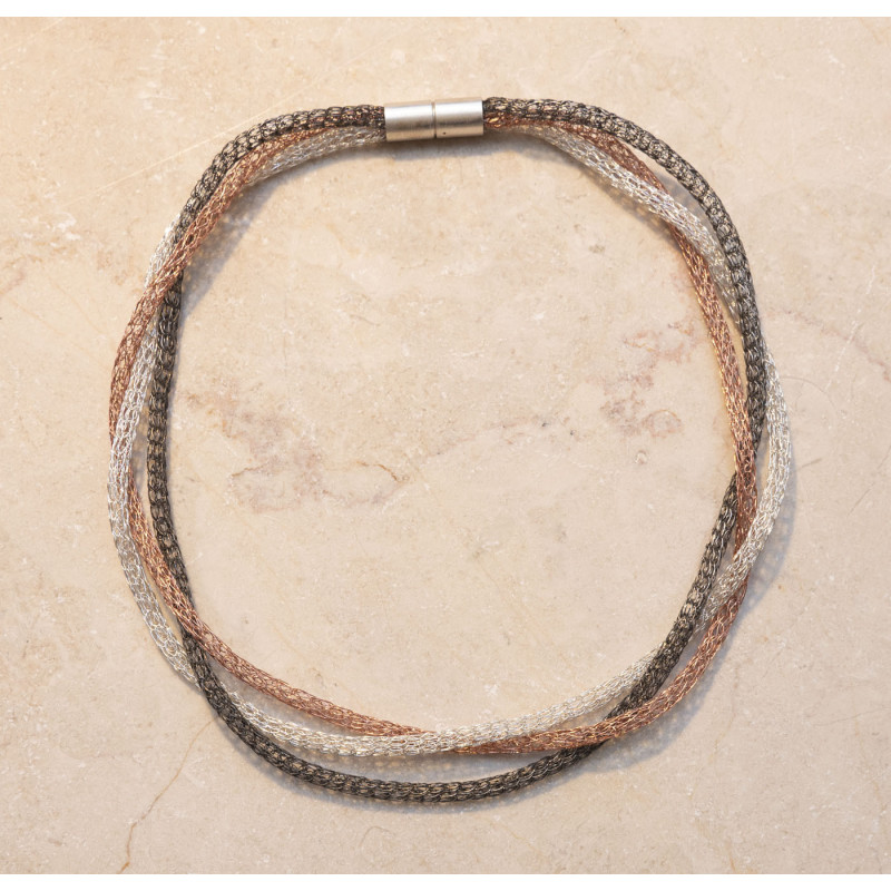 Dreifarbige Kette aus Silber und Kupfer Dreifarbige Kette aus Silber und Kupfer