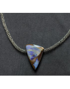 Die Kette aus geschwärztem Silber lässt einen blauen Opal leuchten.