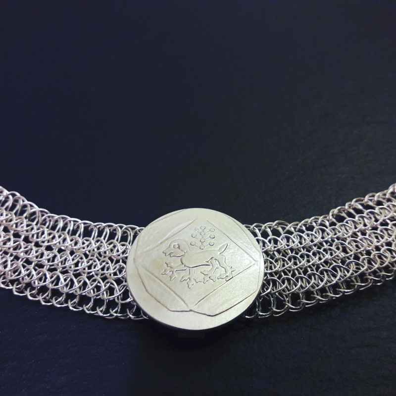 Der Öttinger Pfennig, hier als Münze aus Silber, ist Blickfang an dieser flachen Kette.