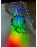 Neun verschiedene Edelsteine bilden diesen schmucken Regenbogen.