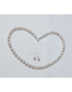 Diese Perlen können nicht verloren gehen. Cremefarbene Süßwasserperlen stecken im Silberschlauch.