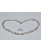 Die Silber-Kette vereint "gefangene" Süßwasserperlen