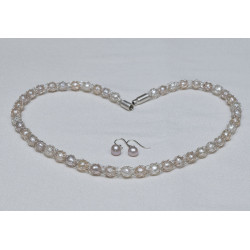 Die Silber-Kette vereint "gefangene" Süßwasserperlen