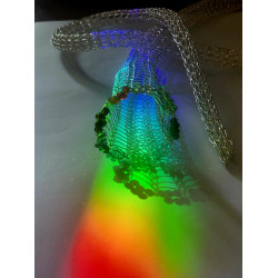 Edelsteine in Regenbogen-Farben sind am offenen Ende der Silberkette eingestrickt.