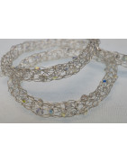 Funkelnde Glasschliff-Kristalle sind in  diesem Collier eingestrickt.