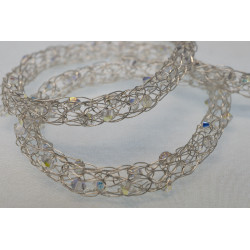 Funkelnde Glasschliff-Kristalle sind in  diesem Collier eingestrickt.