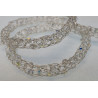 Funkelnde Glasschliff-Kristalle sind in  diesem Collier eingestrickt.