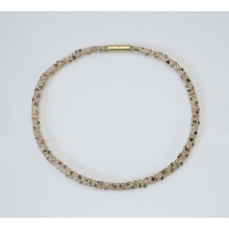 Turmalintropfen im Goldnetz