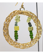Vergoldete Creolen mit flaschengrünen Edelsteinen