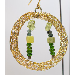 Vergoldete Creolen mit flaschengrünen Edelsteinen
