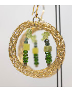 Vergoldete Creolen mit flaschengrünen Edelsteinen