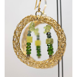 Vergoldete Creolen mit flaschengrünen Edelsteinen