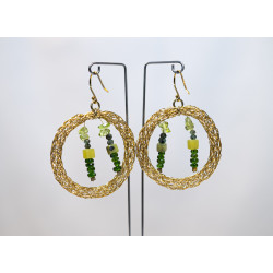 Vergoldete Creolen mit flaschengrünen Edelsteinen