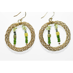 Vergoldete Creolen mit flaschengrünen Edelsteinen