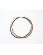 Je ein Strang Silber, geschwärztes Silber und Kupfer sind hier zu einer dreifarbigen Ketten zusammengefügt.