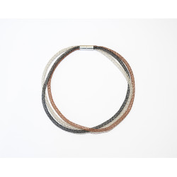 Je ein Strang Silber, geschwärztes Silber und Kupfer sind hier zu einer dreifarbigen Ketten zusammengefügt.