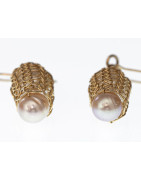 Ein einem Netz aus 14 Karat vergoldetem Draht stecken hier zwei große Süßwasserperlen.