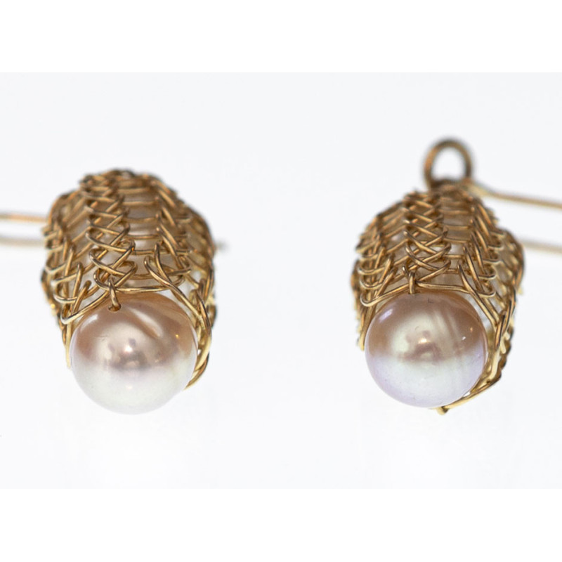 Ein einem Netz aus 14 Karat vergoldetem Draht stecken hier zwei große Süßwasserperlen.