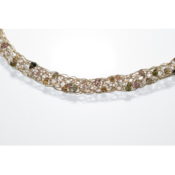 Turmalintropfen im Goldnetz