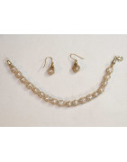 Ein Armband aus Süßwasserperlen, die im Goldnetz gefangen sind.