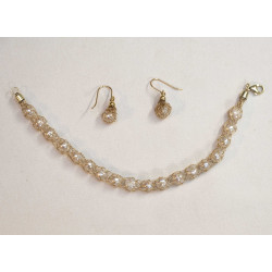 Ein Armband aus Süßwasserperlen, die im Goldnetz gefangen sind.