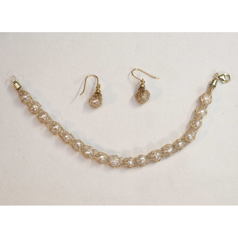 Ein Armband aus Süßwasserperlen, die im Goldnetz gefangen sind.