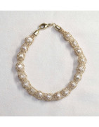 Süßwasserperlen in einem Netz aus 0,25er Goldfilled-Draht vereinen sich hier zu einem Armband.