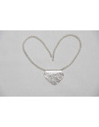 Ein herzförmiger Anhänger an der gestrickten Kette - das  kennzeichnet das Modell Ketten-Herz.