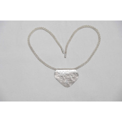 Ein herzförmiger Anhänger an der gestrickten Kette - das  kennzeichnet das Modell Ketten-Herz.