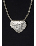 Ein gehämmertes Herz aus Silber ist Blickfang dieser Kette.