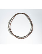 Ein Strang Sterlingsilber, sowie je ein Strang lackierter Buntdraht in Kupfer und Braun bilden dieses Collier.