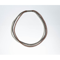 Ein Strang Sterlingsilber, sowie je ein Strang lackierter Buntdraht in Kupfer und Braun bilden dieses Collier.