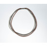 Ein Strang Sterlingsilber, sowie je ein Strang lackierter Buntdraht in Kupfer und Braun bilden dieses Collier.