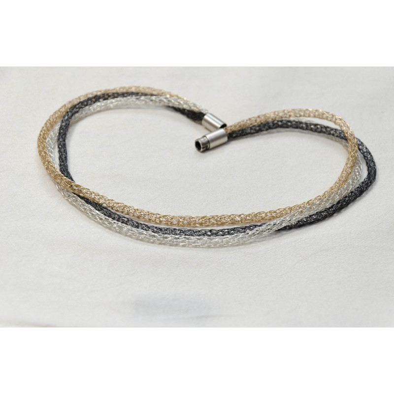 Das kleinere Goldstück in drei Farben