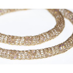 Mit roséfarbenen Kristallperlen ist diese Kette aus 14 Karat vergoldetem Draht gefüllt.