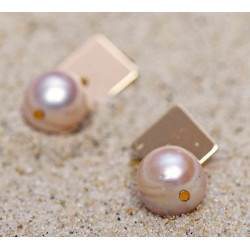 Runde Süßwasserperlen hängen am quadratischen Ohrstecker.