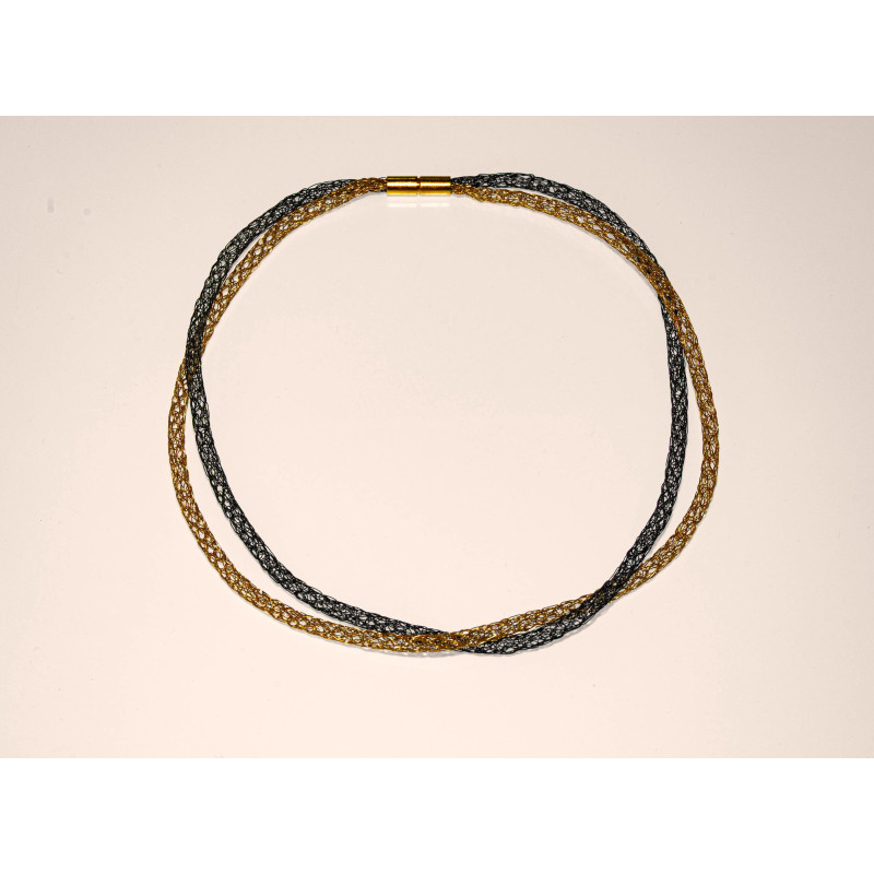 Ein 14 Karat vergoldeter Draht und ein Draht aus geschwärztem Silber werden hier zu einem Collier zusammengefasst.