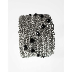 Ein schwarzes Zickzackband aus Spinell und Onyx ist in diesen Ring aus 935er Silber eingestrickt.