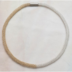 Pur und klassisch zeigt sich diese 62 Zentimeter lange Kette aus 935er Silber und vergoldetem Kupfer.