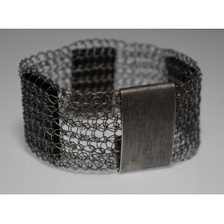 Aus Titandraht gestrickt ist dieses Armband mit schwarzen Achaten und einem Verschlussband aus geschwärztem Silber.