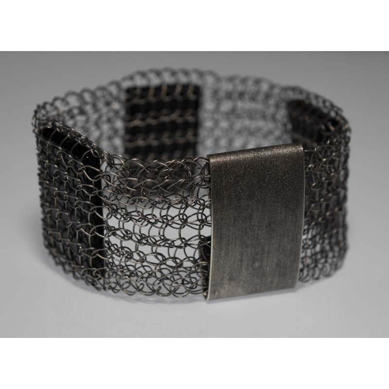 Aus Titandraht gestrickt ist dieses Armband mit schwarzen Achaten und einem Verschlussband aus geschwärztem Silber.