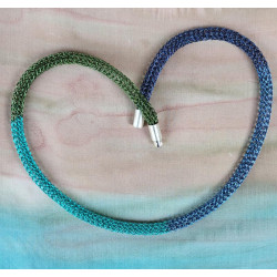 In Meeresfarben schimmert diese Kette - blau, türkis und ein bisschen (algen)grün.