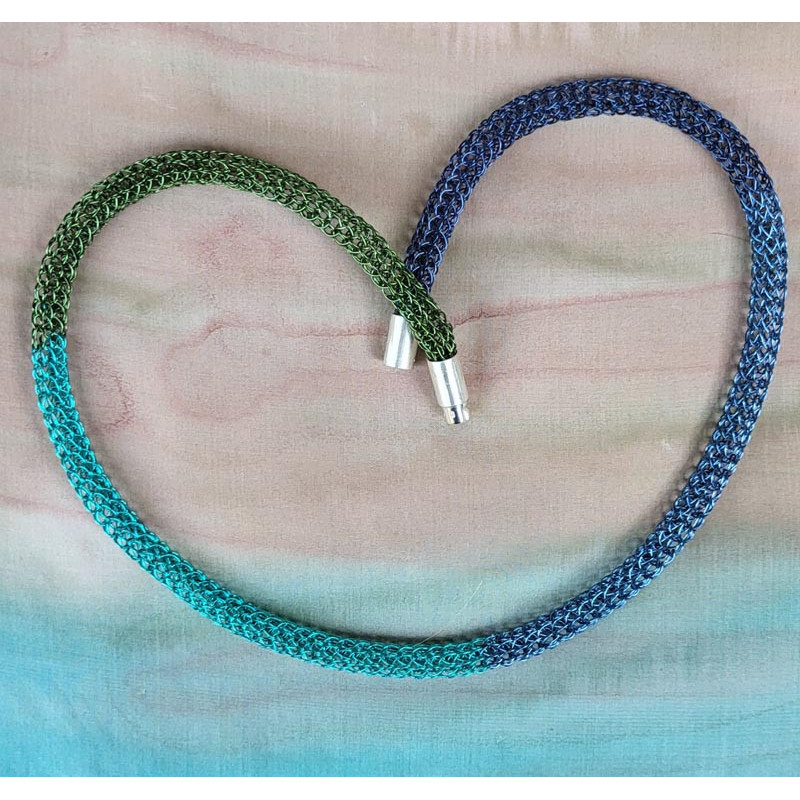 In Meeresfarben schimmert diese Kette - blau, türkis und ein bisschen (algen)grün.